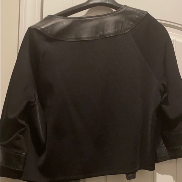 Black or brown jacket with 3/4 length sleeves. - Picture 5 of 10
